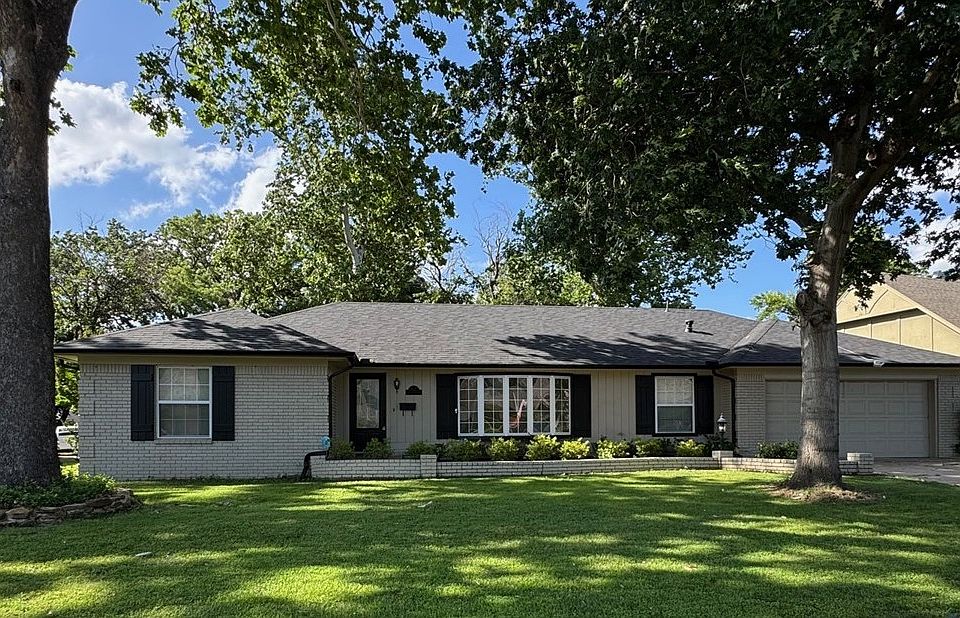 awesome neighborhood with sidewalks throughout neighborhood