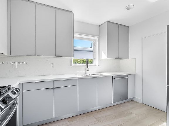 5th image of 719 W 51st St