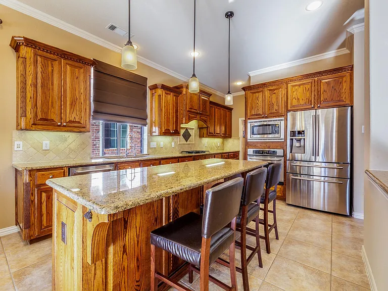 920 Fannin Dr — Photo 2
