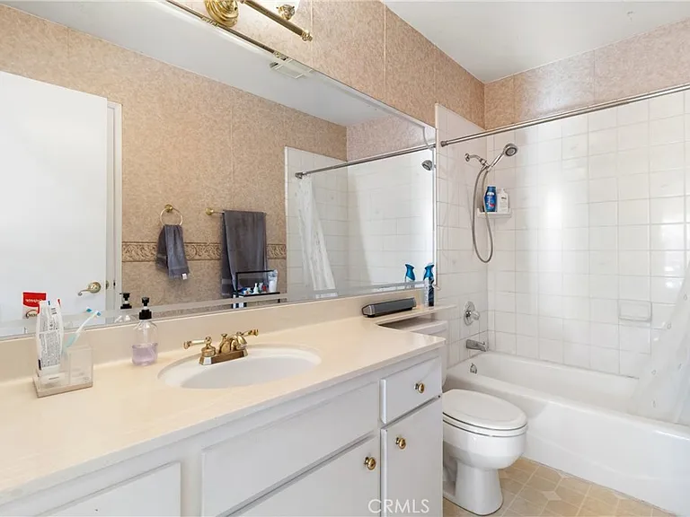 19124 Hamlin St #5 — Photo 14