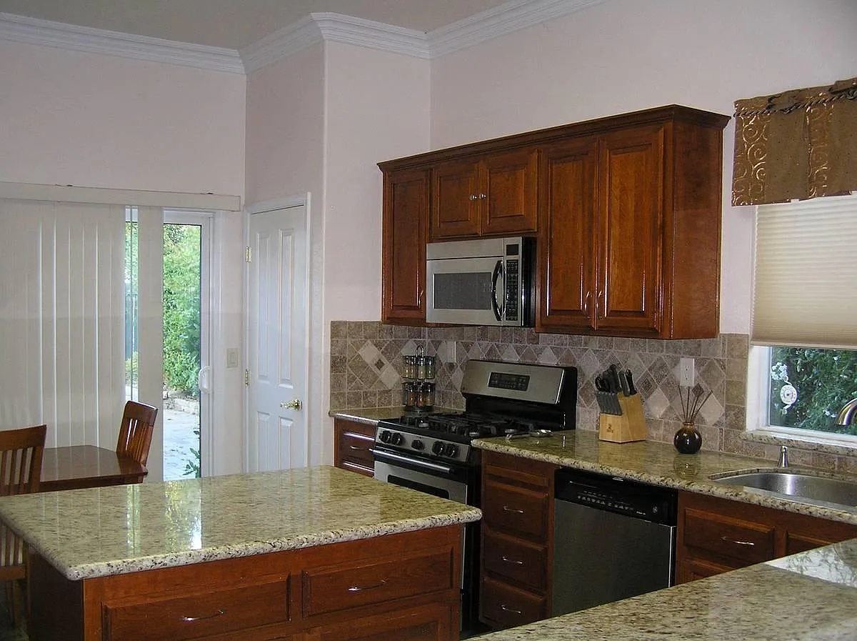 208 Bettencourt Dr — Photo 2