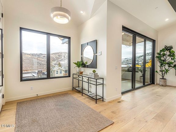 4th image of 1063 Lowell Ave #2