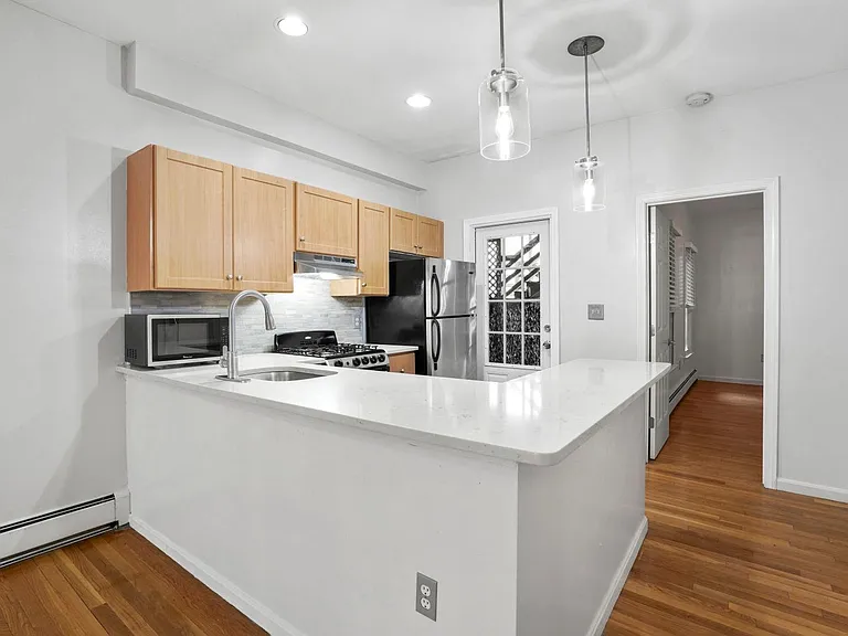 190 W 7th St #1 — Photo 5