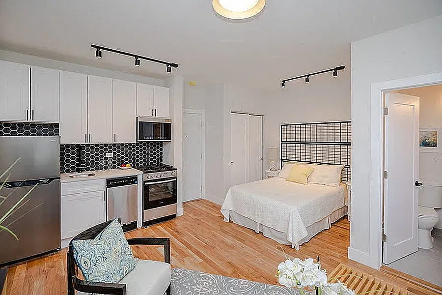 4236 N Kenmore Ave — Photo 4