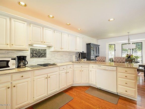 3rd image of 117 Stoney Creek Ct