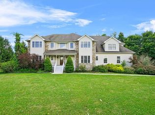 8 Bristol Dr, Middletown, NY 10941