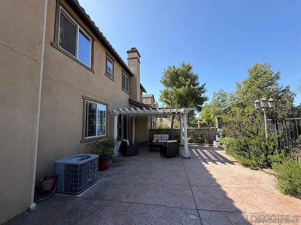 4 bed, 2.5 bath, 2075 sqft, $5,250 — Photo 3
