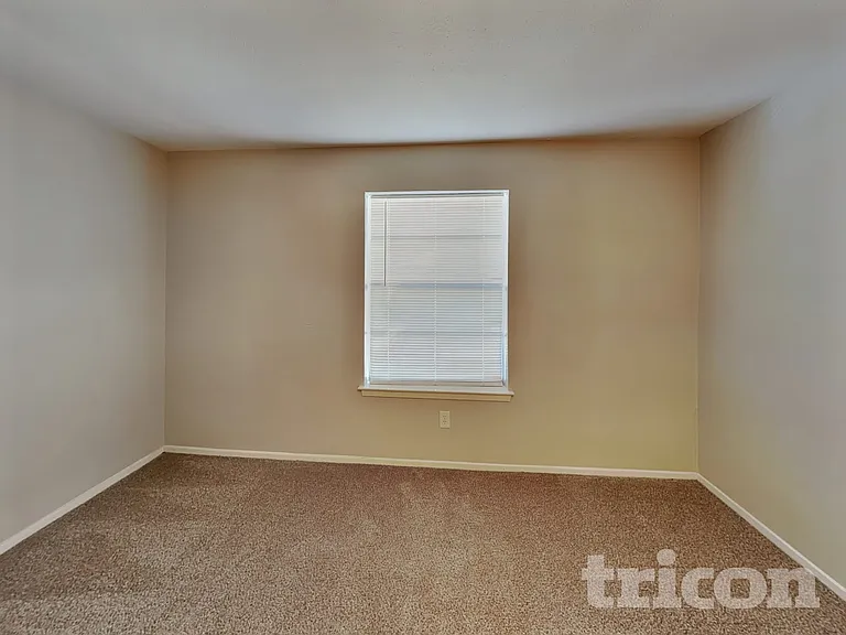 1555 Willowbrook St — Photo 10