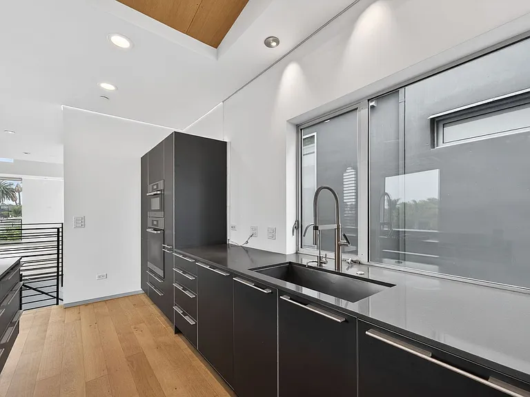 404 Grand Blvd — Photo 14