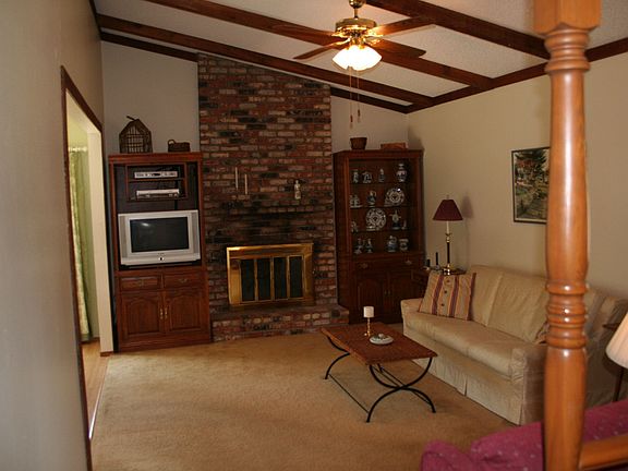 Family room- vaulted ceiling