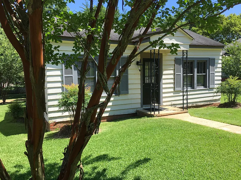 203 E Gillespie St — Photo 1