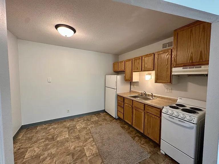 1450 Meadowview Dr #10 — Photo 3