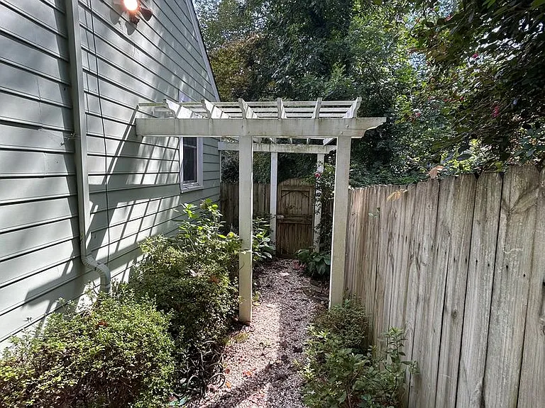 2461 Lyndhurst Ave — Photo 53