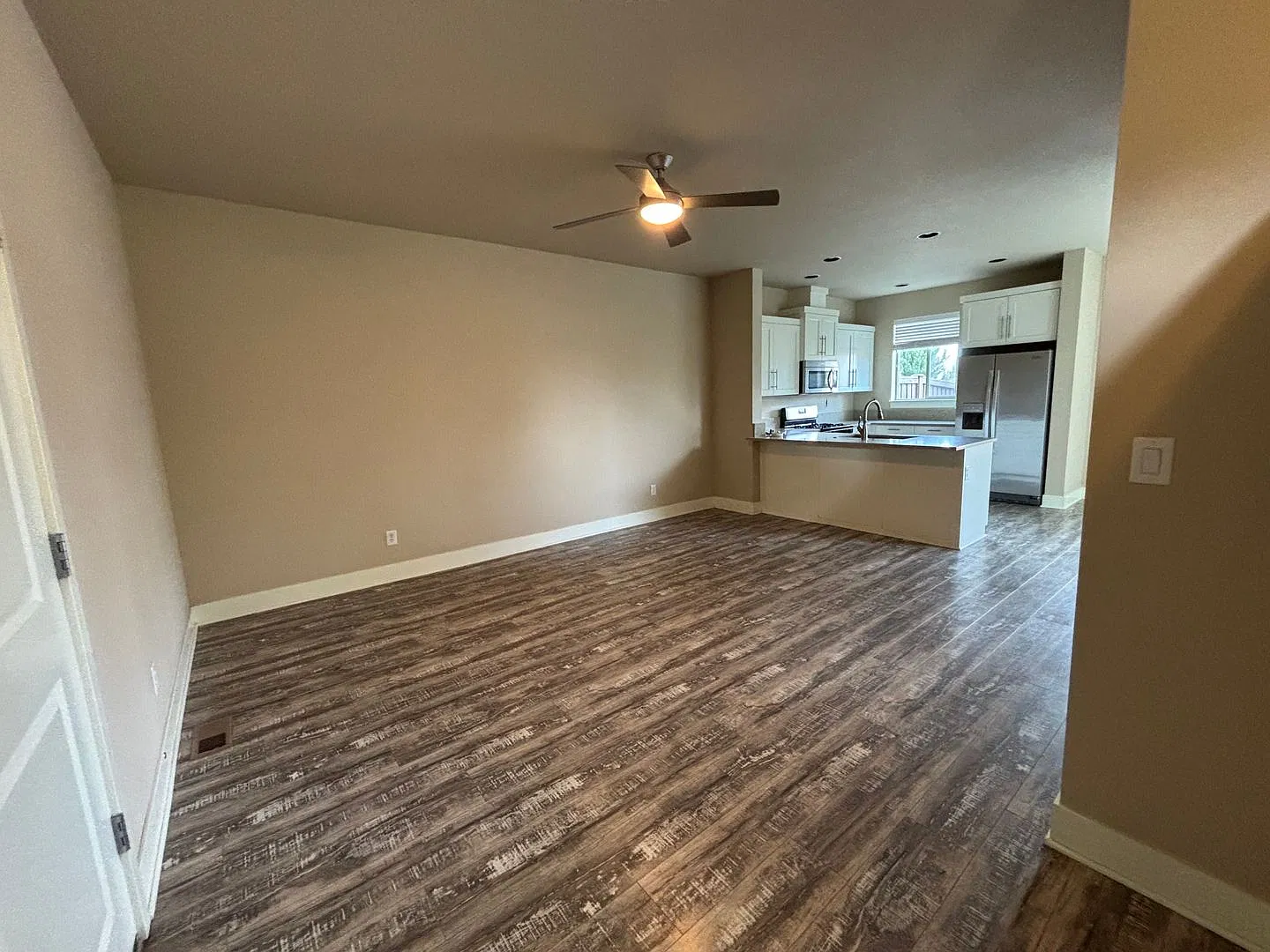 Beautiful 3 Bed/2.5 Bath Townhome in Great Location - Vail Lane — Photo 3