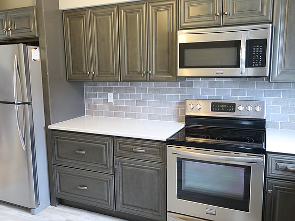 4th image of 700 Evelyn Ave