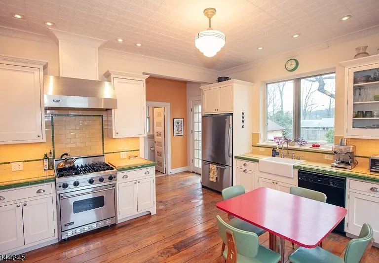 110 Montclair Ave — Photo 14
