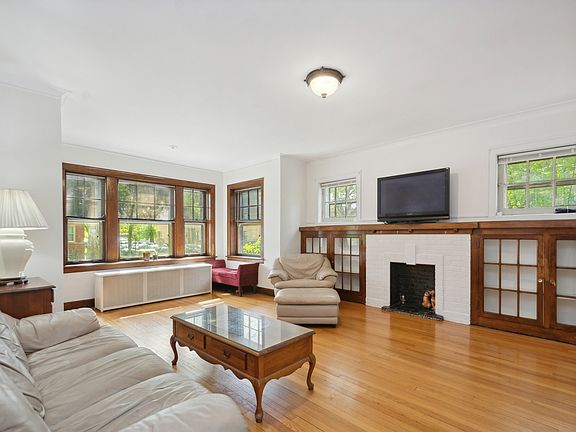 3rd image of 5700 N Artesian Ave #1S