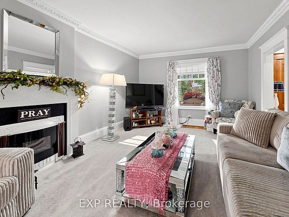 4th image of 28 Simcoe St