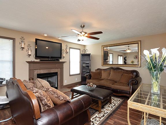 5th image of 1840 Camelot Dr