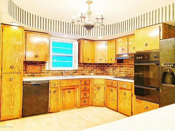 5th image of 1398 Victory Blvd #1