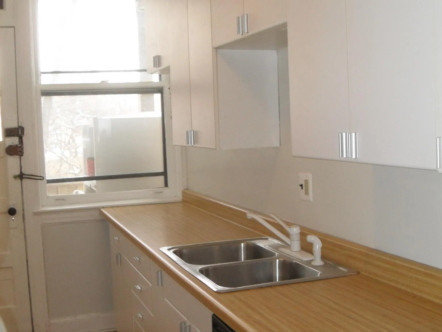 3 bed, 1.5 bath, 1300 sqft, $1,980 — Photo 4