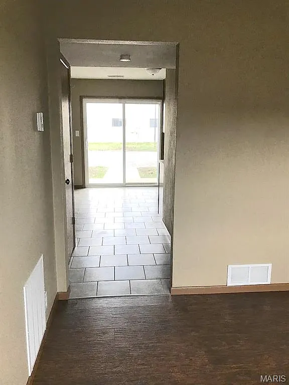 2 bed, 2.0 bath, 935 sqft, $1,150 — Photo 2