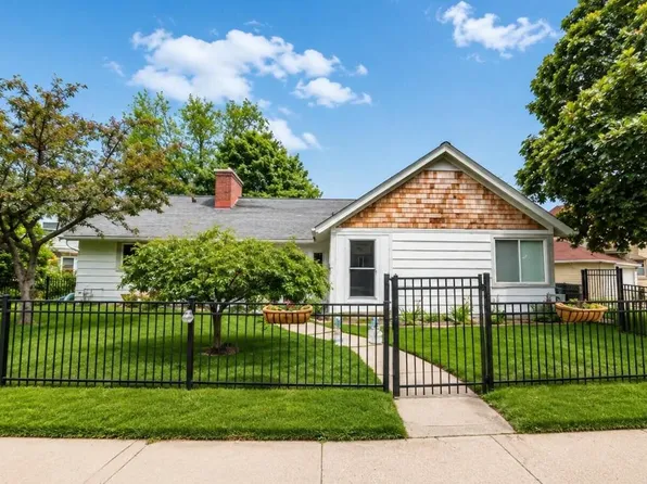 4100 N Ardmore AVENUE, Shorewood, WI 53211