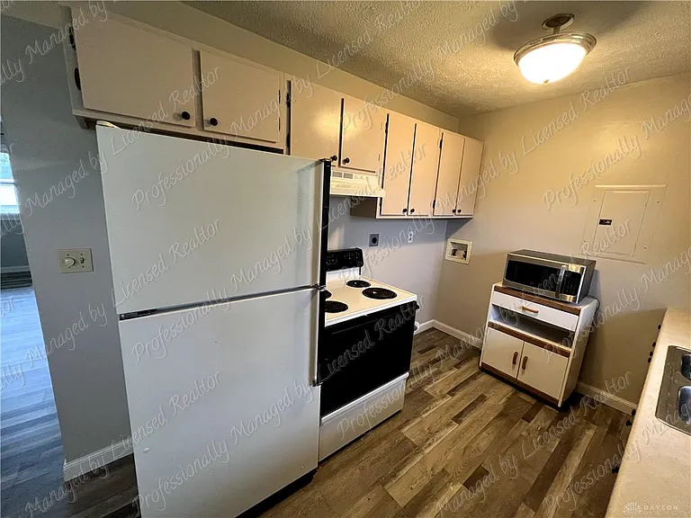 635 Cyril Ct — Photo 10