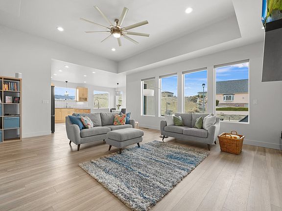 5th image of 351 Aiguille Dr
