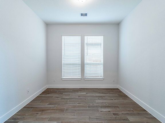 4th image of 709 Western Holly