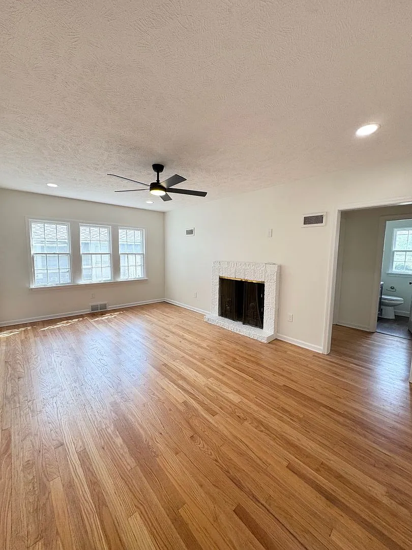 Newly Remodeled 3 Bedroom! Coming Soon! — Photo 4