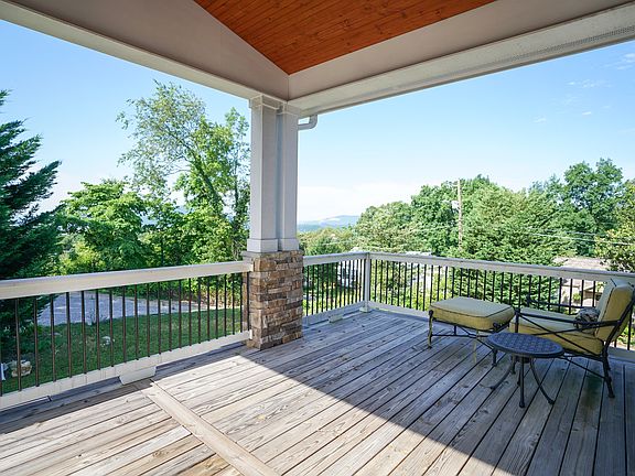 3rd image of 1116 Valentine Cir