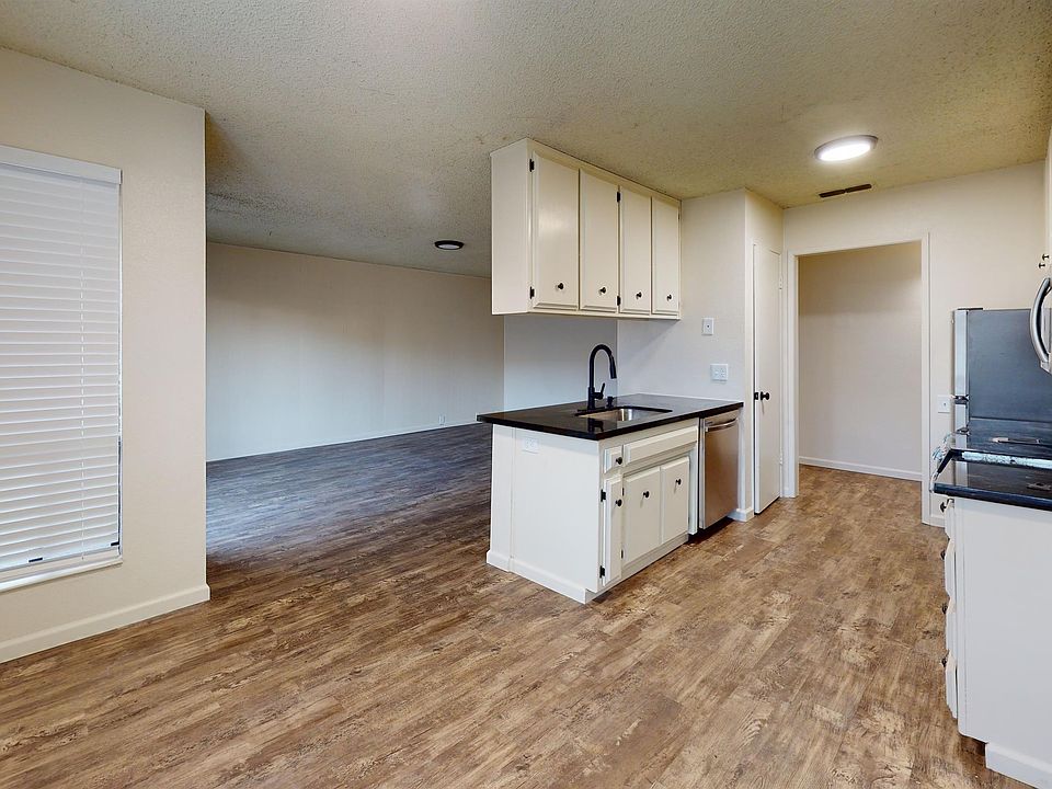 1st image of 915 Lakeside Dr #8