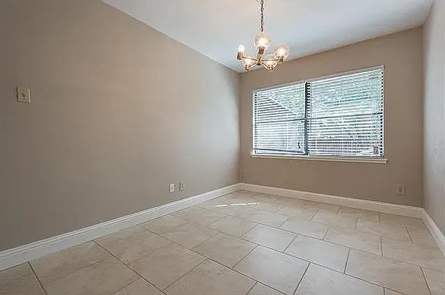 2124 Courtland Cir — Photo 8