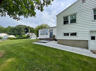 8 Mary Ln, Riverside, CT 06878