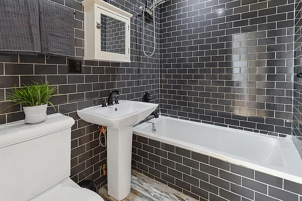Rented by Roomors Living Inc | media 16