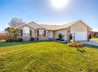 9885 E Bloomfield Hills Dr, Effingham, IL 62401