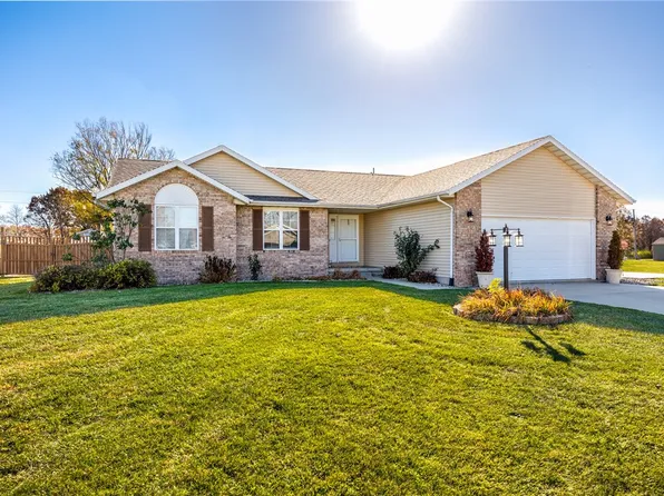 9885 E Bloomfield Hills Dr, Effingham, IL 62401