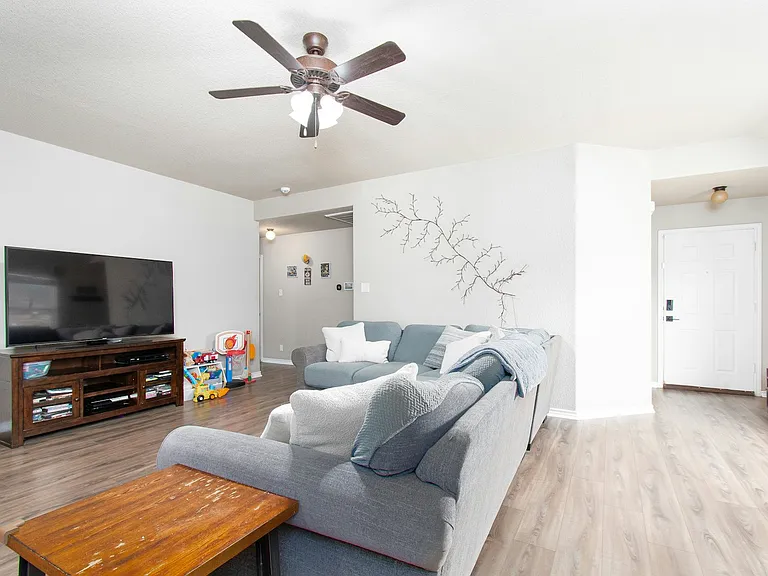 6506 Castle Gap Dr — Photo 4
