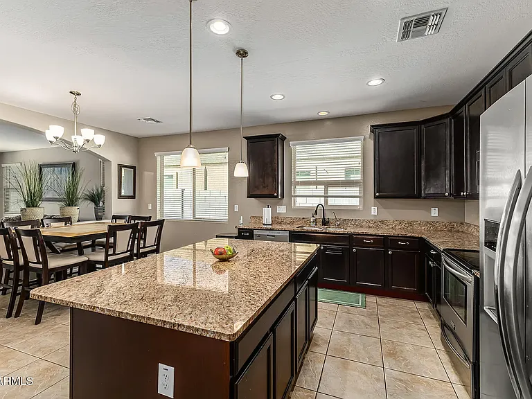 745 W Silver Reef Dr — Photo 3