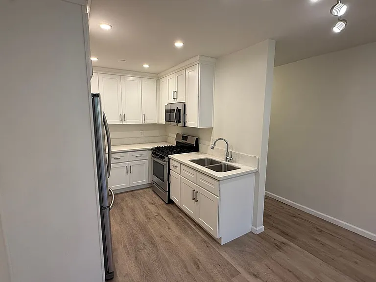 33 Driftwood St — Photo 7