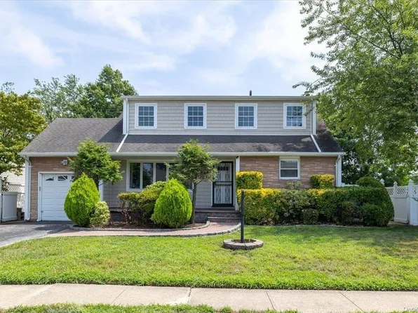19 Camp Road, Massapequa, NY 11758