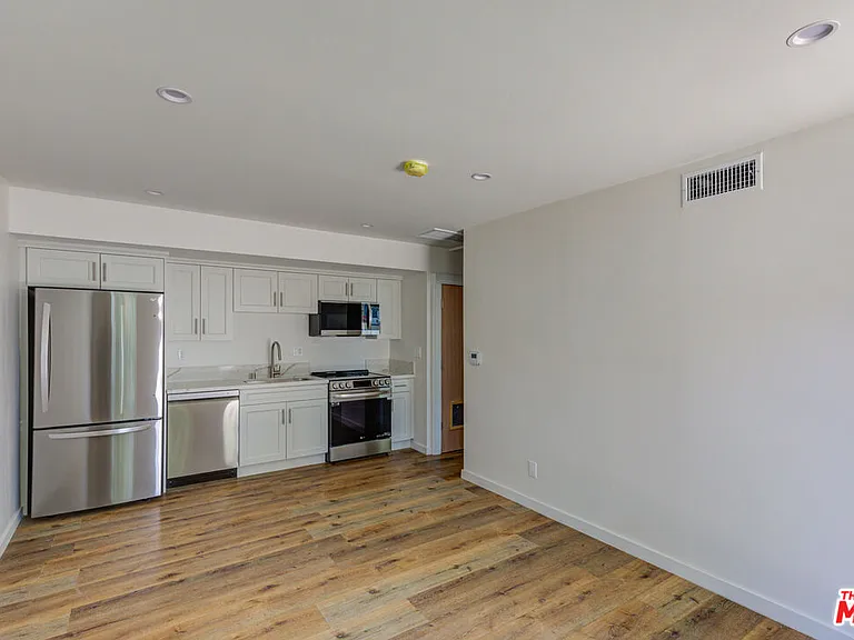 11906 Rochester Ave — Photo 3
