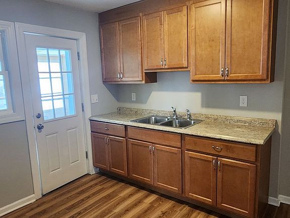 4th image of 12607 Astor Ave