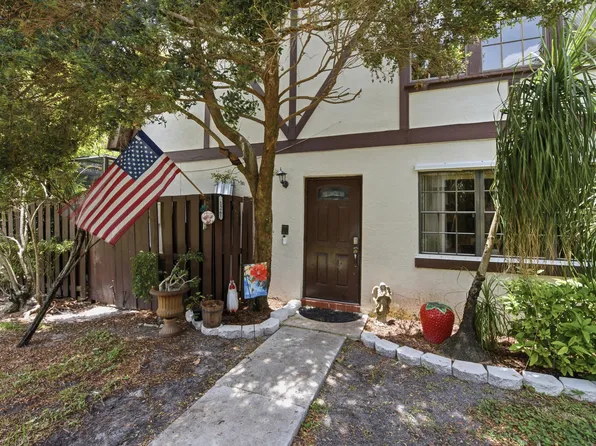 126 WEYBRIDGE Circle #B, Royal Palm Beach, FL 33411