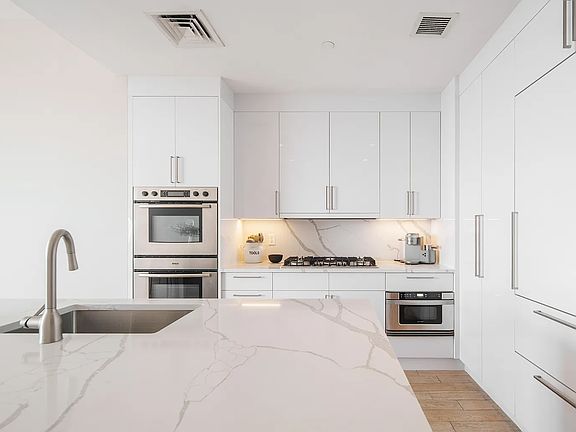 4th image of 75 Wall St Penthouse L7