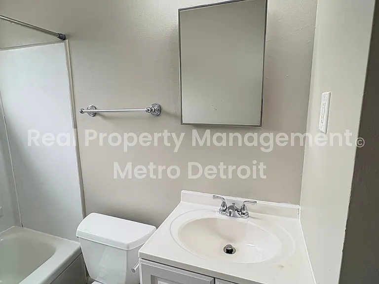 22706 Hillock Ave — Photo 9