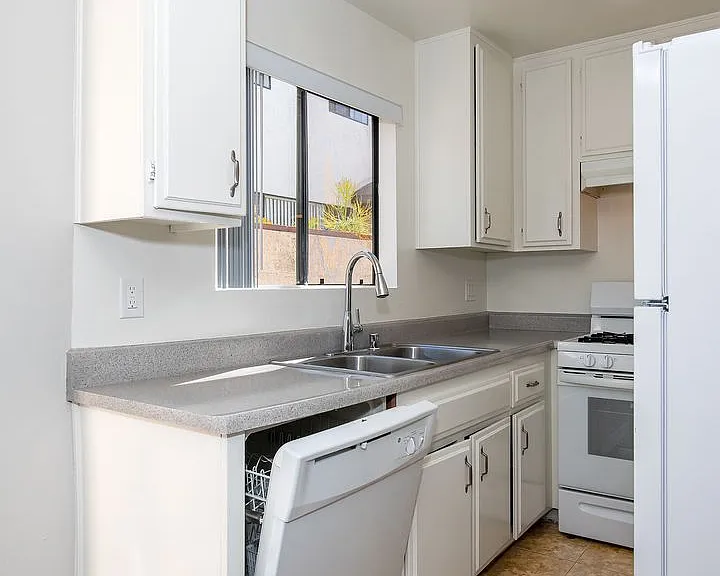 321 N Cedar St — Photo 16
