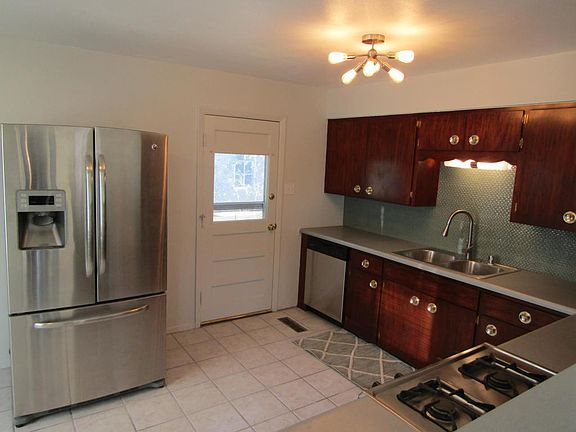 5th image of 616 Valencia Dr SE