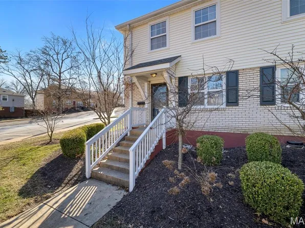 1507 Swallow Dr, Saint Louis, MO 63144